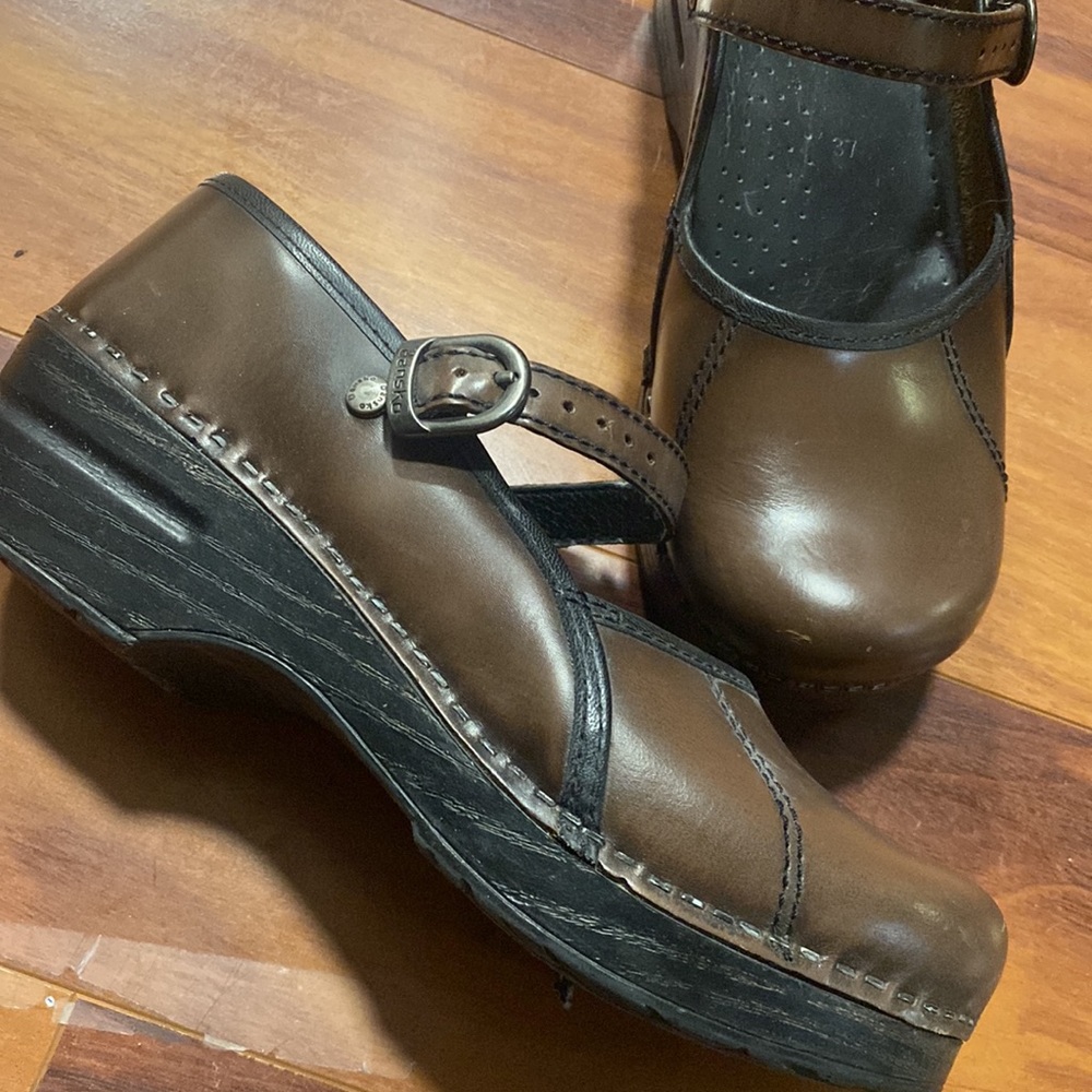 Dansko Size 37 Clog With Strap - image 2